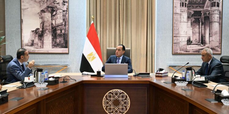 رئيس الوزراء يبحث خطوات "الرقابة المالية" لتعزيز كفاءة سوق رأس المال