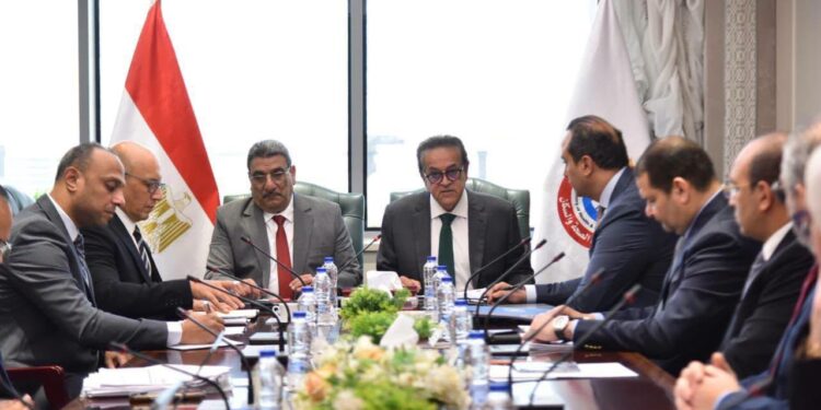 وزير الصحة يترأس الاجتماع الأول للجنة الإسراع بتطبيق "التأمين الصحي الشامل"