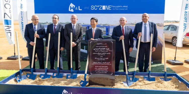 "إتش أند إل" الكورية تستثمر 30 مليون دولار في مصنع للملابس الرياضية بمصر