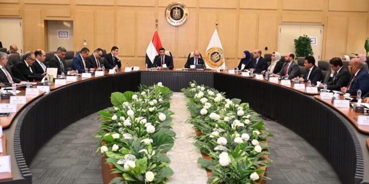 الحكومة تبحث تحديات صناعة الحديد وإنتاج البيليت