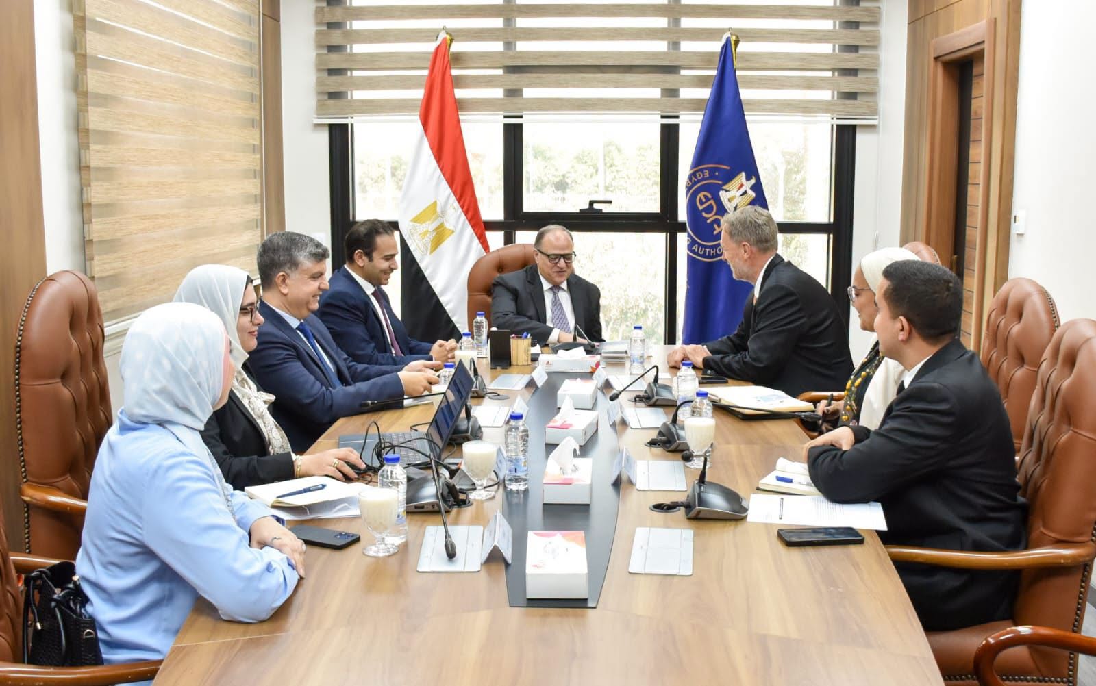 هيئة الدواء يبحث مع «إيست فارما» توطين صناعة المستحضرات الدوائية في مصر