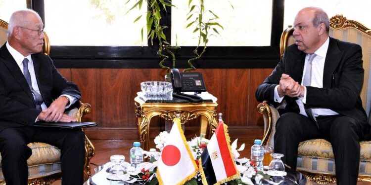«الطيران» تبحث فرص التعاون مع الشركات اليابانية في تطوير المطارات المصرية