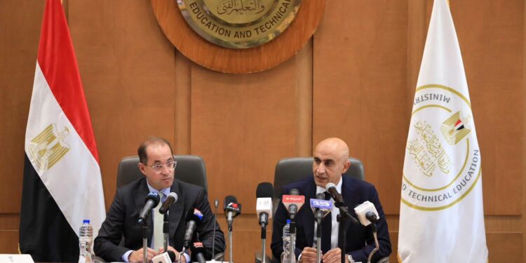 الحكومة تبدأ تنفيذ تكليفات "الرئيس السيسي" بتحسين أجور المعلمين
