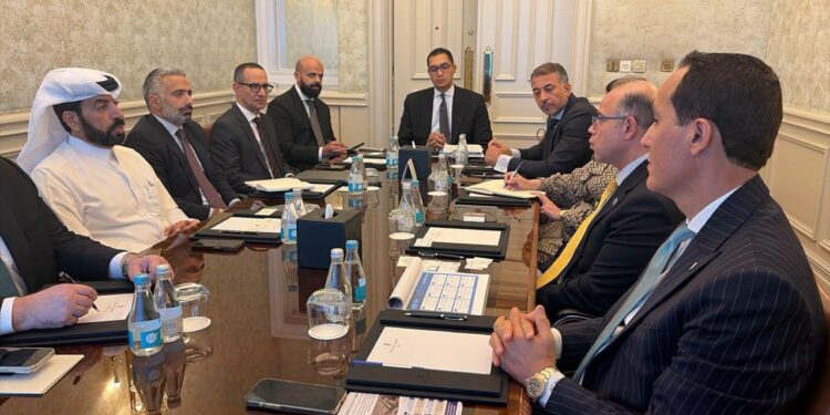 الحكومة تبحث جذب استثمارات قطرية في قطاعات إنتاجية وخدمية