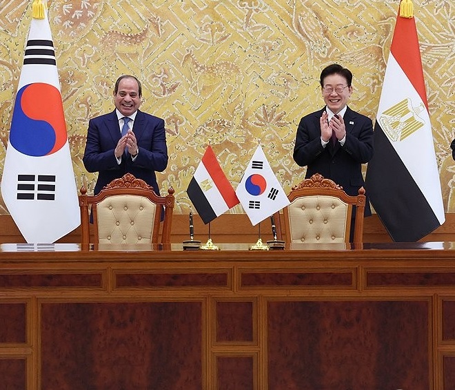 "السيسي": ملتزمون بتشجيع زيادة الاستثمارات الكورية الجنوبية في مصر