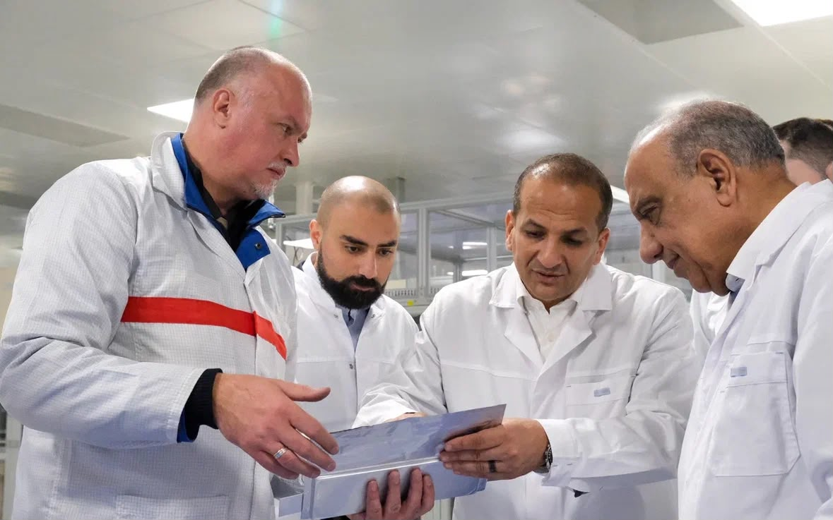 وزير الكهرباء يزور شركة «رينيرا» الروسية العاملة بمجال تصنيع بطاريات الليثيوم