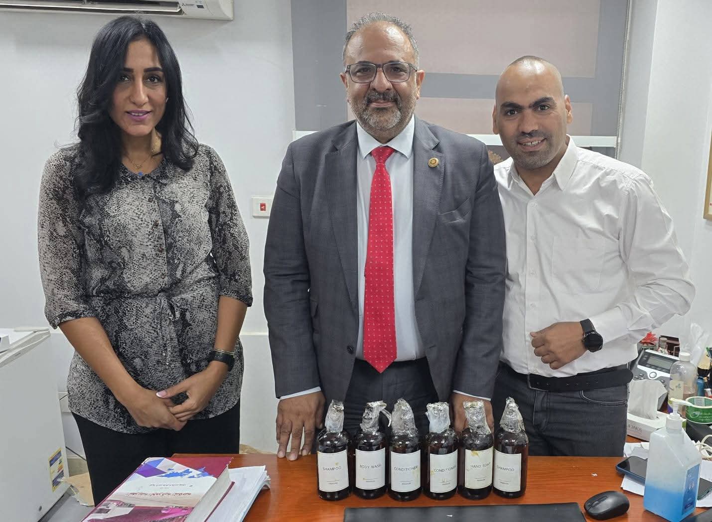 الجمارك تضبط طردًا بريديًا يحتوي على زيت القنب بقيمة 12 مليون جنيه