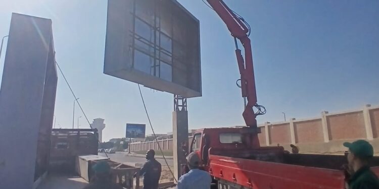 «تنظيم الإعلانات» يزيل اللوحات المخالفة والخطرة في بعض المحافظات والمدن الجديدة
