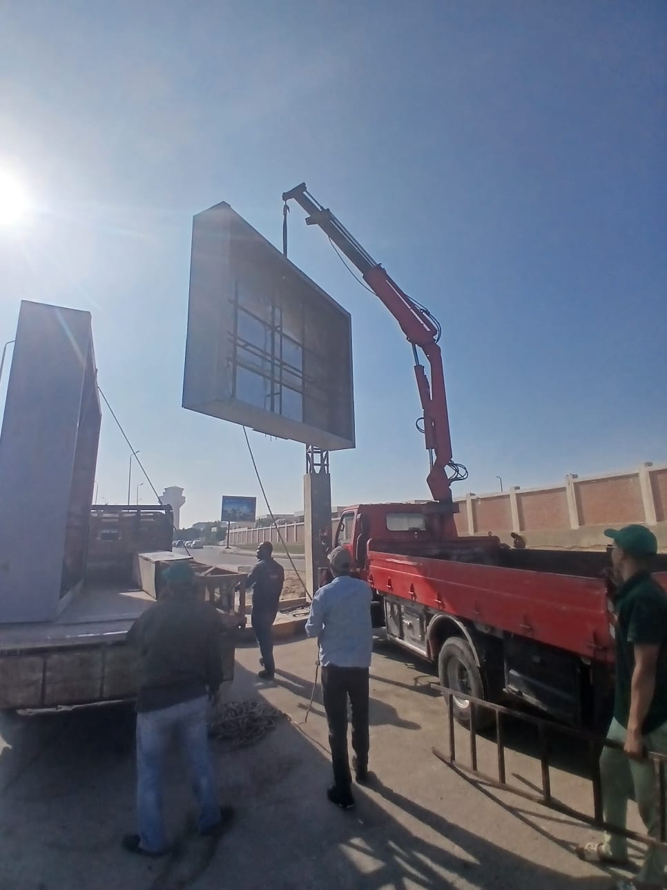 «تنظيم الإعلانات» يزيل اللوحات المخالفة والخطرة في بعض المحافظات والمدن الجديدة